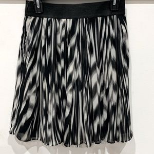 Vince Camuto Black & White Flowy Skirt Sz 4